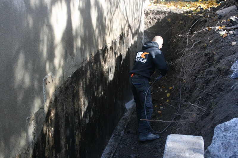 Lavage à haute pression de la fondation avant l'application de la membrane d'étanchéité liquide pour fondation